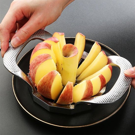 Coupe pomme tranchant le trognon et les quartiers