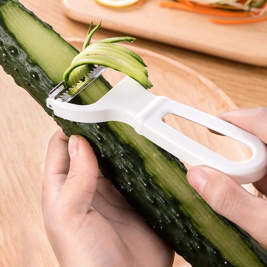 Éplucheur à julienne blanc râpe un concombre