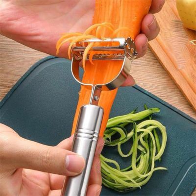 Éplucheur à julienne découpe une carotte