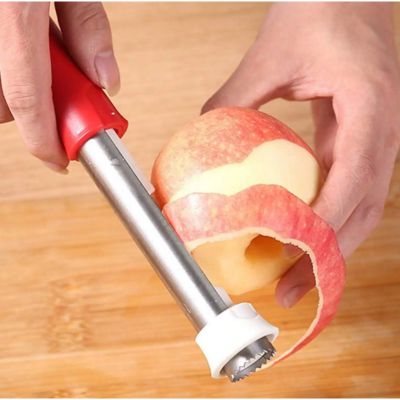 mains homme pèle pomme avec vide pomme