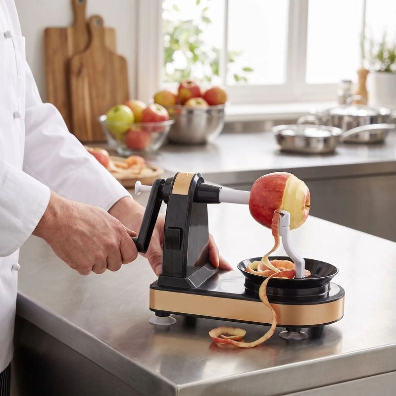 Chef cuisinier utilise epluche pomme dans cuisine