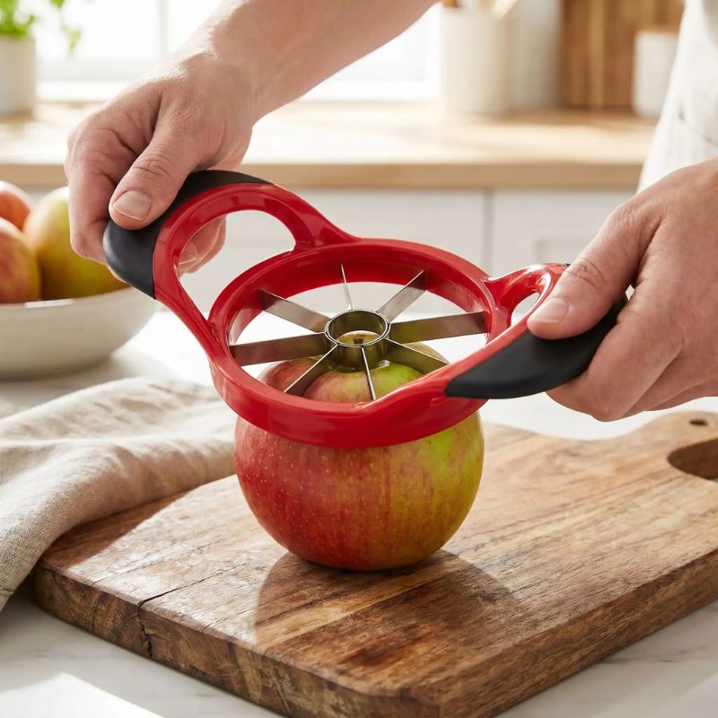 Coupe pomme pressant pomme sur planche à découper