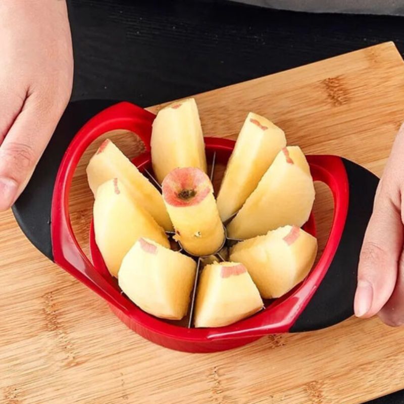 Coupe pomme qui tranche pomme sur planche à découper