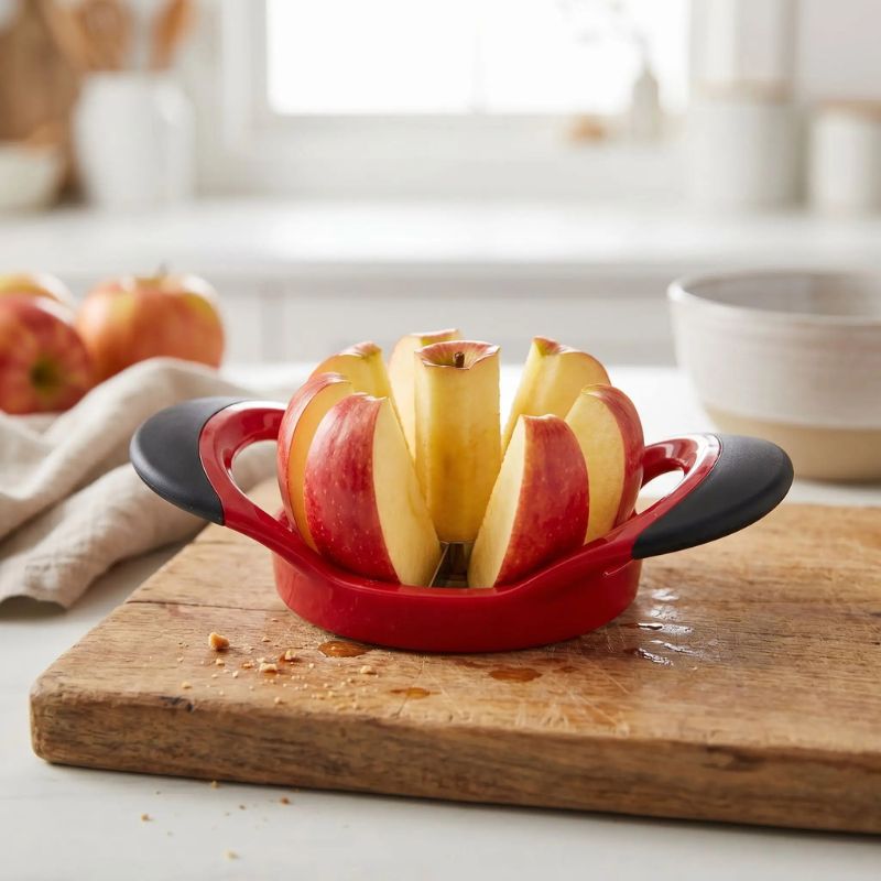 Coupe pomme tranchant en huit quartiers une pomme