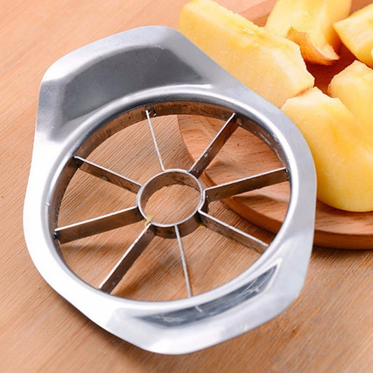 Coupe pommes déposée sur planche à découper