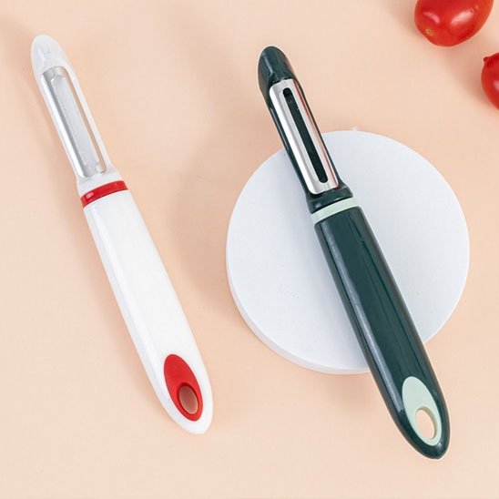 Couteau économe blanc rouge et un autre vert