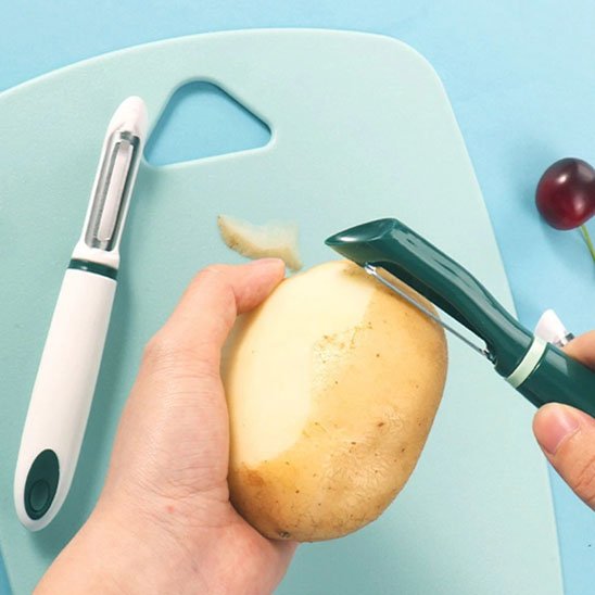 Couteau économe pelant une pomme de terre