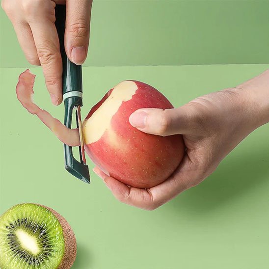Couteau économe pelant une pomme