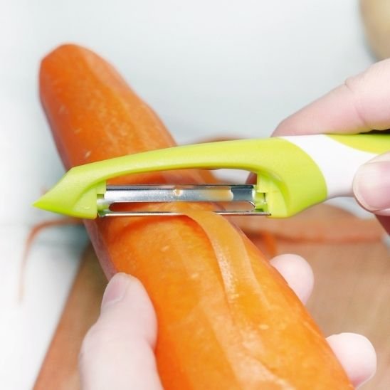 Econome à lames bidirectionnelles pèle une carotte