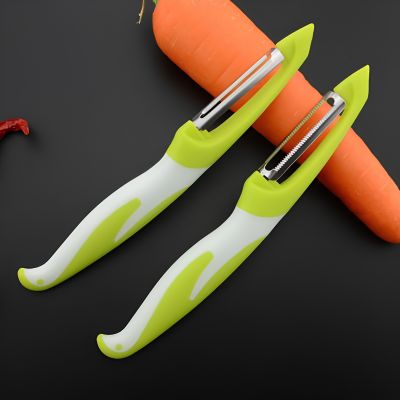 Econome à lames dentelées présenté avec économe à lames plates