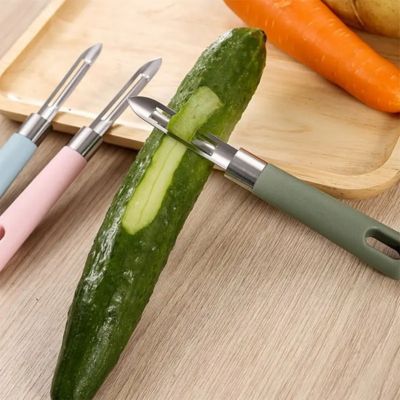 Économe couteau pèle un concombre