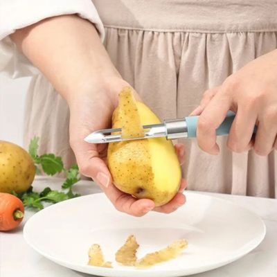 Économe couteau pèle une pomme de terre
