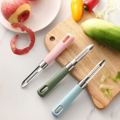 Économe couteau présentés en rose en vert ou bleu