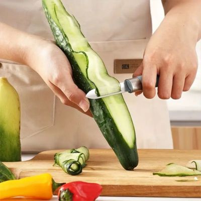Économe couteau tranche un concombre