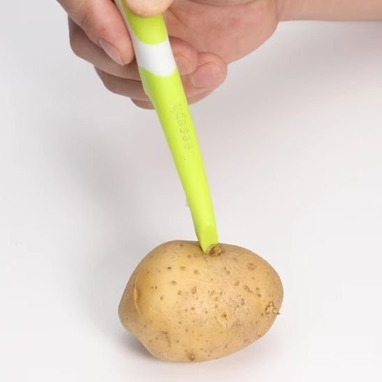 Econome utilisé pour retirer les yeux de pomme de terre