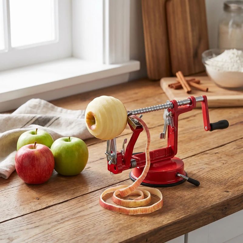 Epluche pomme pèle pomme sur table cuisine