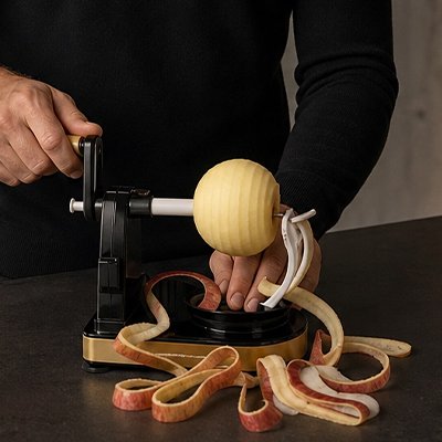 epluche pomme utilisé par homme