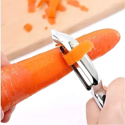 Épluches légumes pèle une carotte