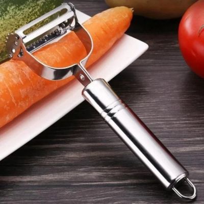 Éplucheur à julienne déposé sur carotte