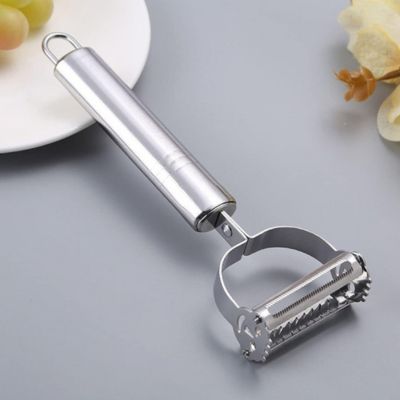 Éplucheur à julienne déposé sur table