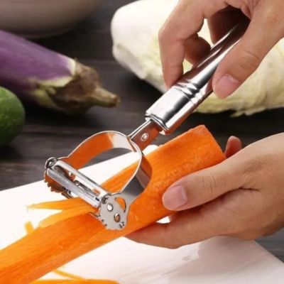 Éplucheur à julienne pèle une carotte