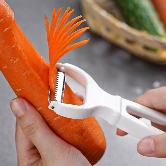 Éplucheur à julienne râpe une carotte en juliennes régulières