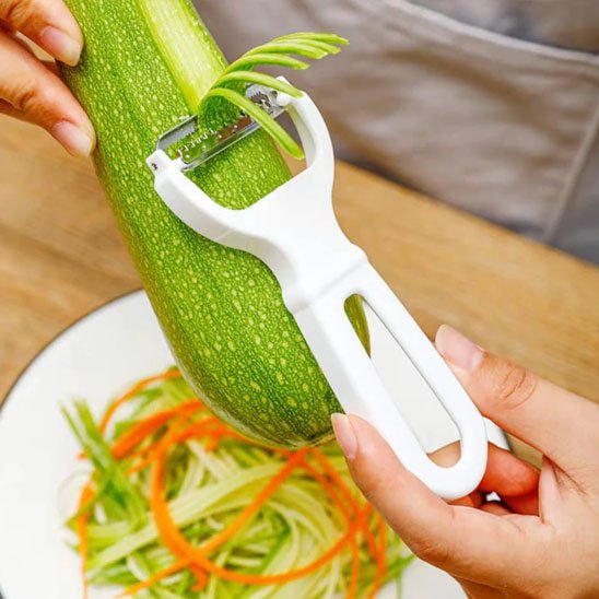 Éplucheur à julienne râpe une courgette en fines juliennes