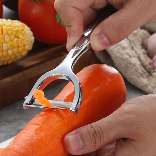 Eplucheur legume tout métallique pèle finement une carotte