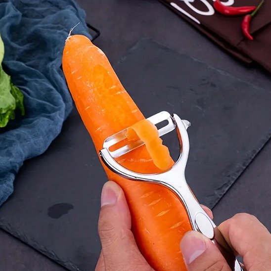 Eplucheur legume tout métallique pèle une carotte