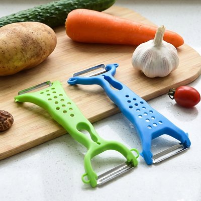 Eplucheur legumes bleu et un autre vert