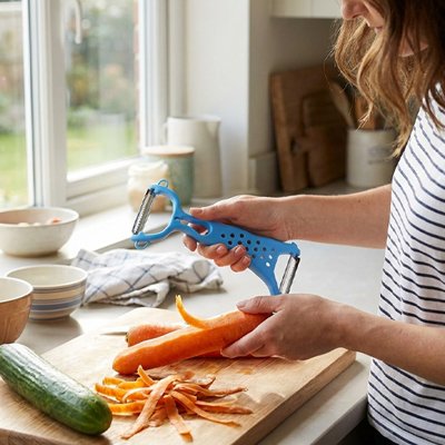 Eplucheur legumes bleu pèle une carotte