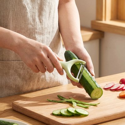 Éplucheur pèle un concombre