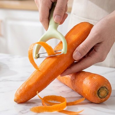 Éplucheur pèle une carotte