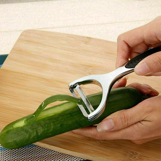 Éplucheuse légumes métallique pèle un concombre
