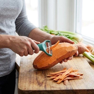 Éplucheuse légumes pèle une patate douce