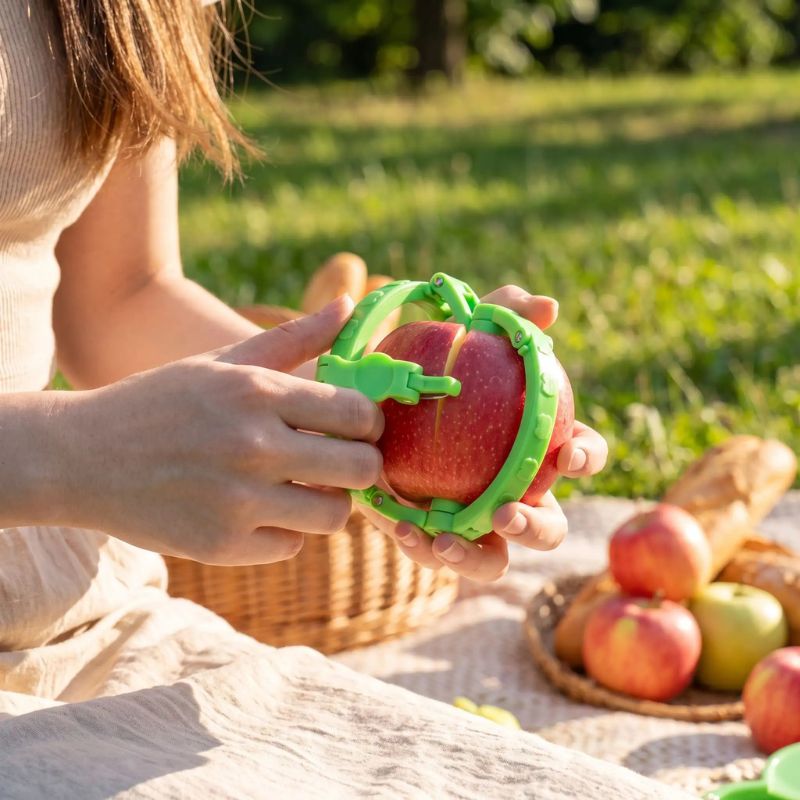 Jeune femme utilise pèle pommes en pique-nique