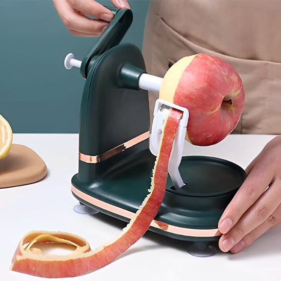 jeune homme pèle pomme avec éplucheuse à pomme