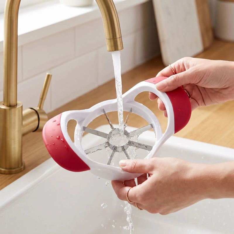 Nettoyage du coupe pommes sous eau du robinet