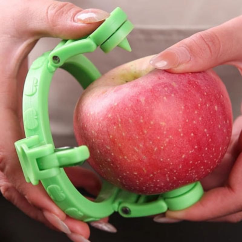 Pèle pommes entre mains femme