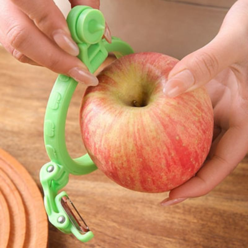 Pèle pommes positionné sur pomme