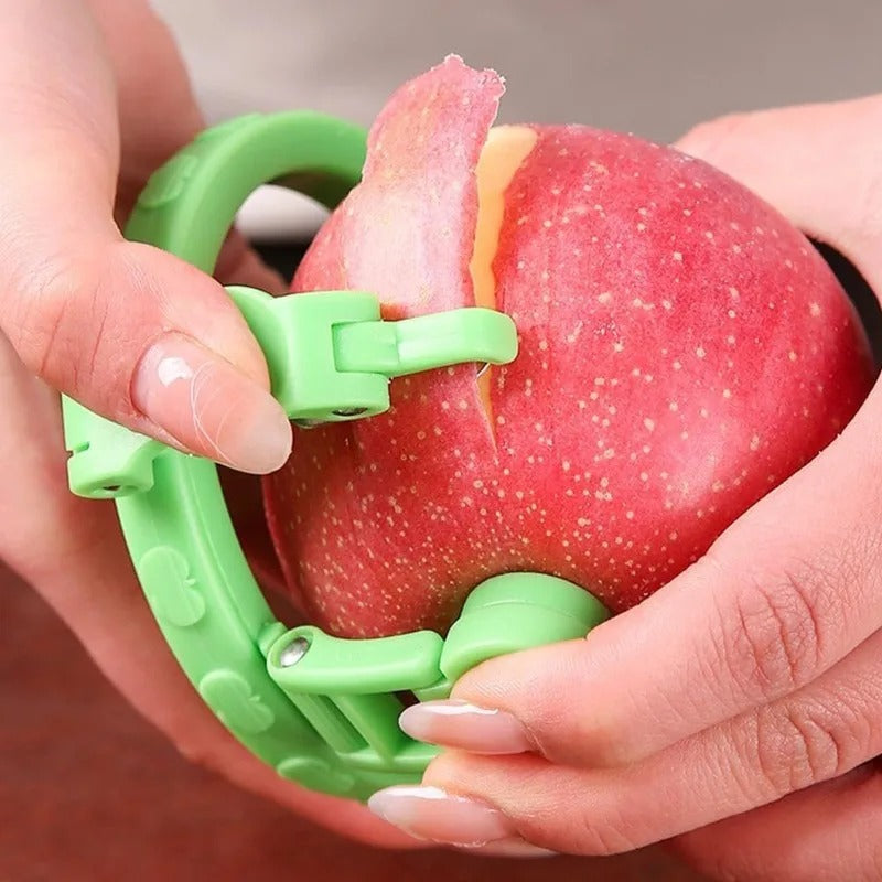 Pèle pommes utilisé par mains femme
