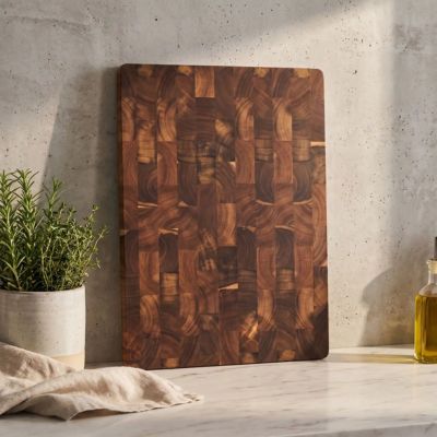 Planche à découper bois de bout déposée contre mur cuisine