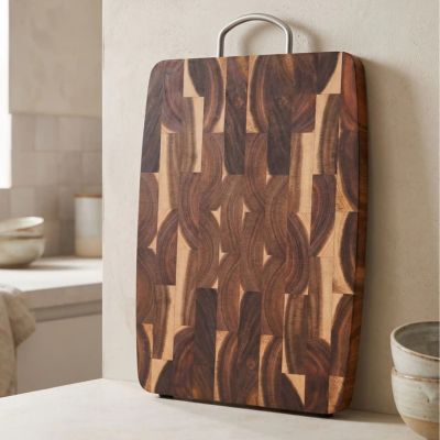 Planche à découper bois déposée contre mur de la cuisine