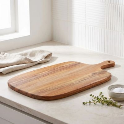 Planche à découper bois déposée sur comptoir cuisine