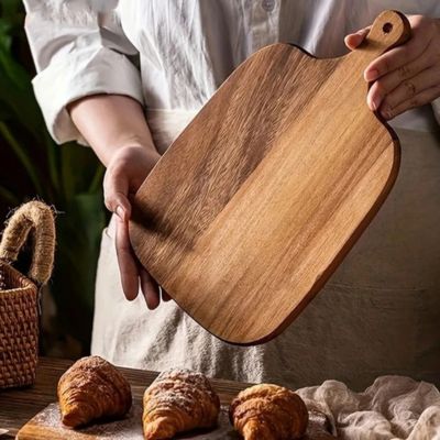 Planche à découper bois présentée par cuisinier