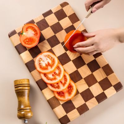 Planche à découper en bois damier pour trancher tomates