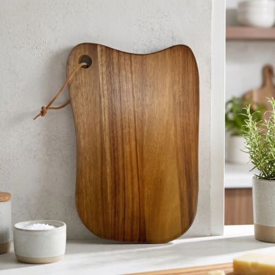 Planche à découper en bois debout contre mur cuisine