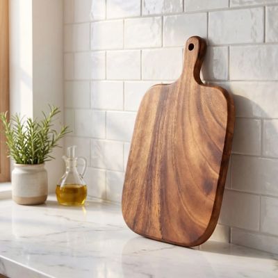 Planche a decouper en bois taille moyenne inclinée contre mur
