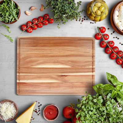 Planche cuisine bois présentée avec légumes