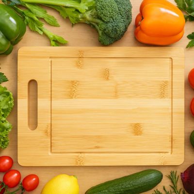 Planche en bois a decouper présentée avec légumes